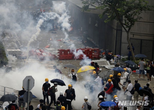 홍콩 경찰이 시위대를 향해 최루탄을 쏘는 모습.jpg