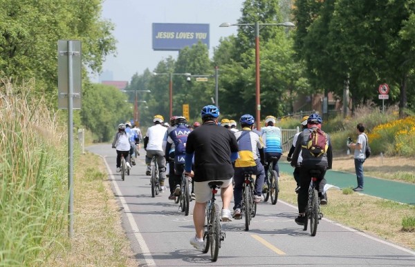 (사진) 자전거를 타고 있는 시민들 2.jpg