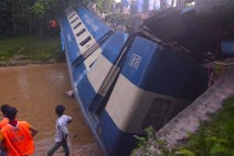 방글라데시 북동부에서 열차가 탈선하는 사고 일어나