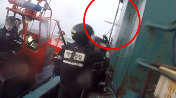 해양경찰청, 소청도 남방 해상에서 무허가 불법조업 중국어선 2척 나포