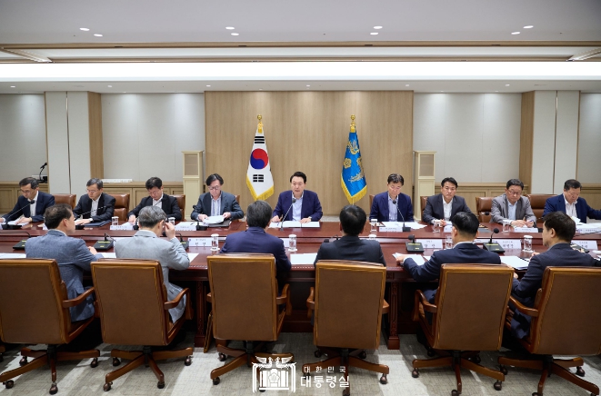 윤석열 대통령, 중동 사태에 따른 긴급 경제·안보 회의 개최